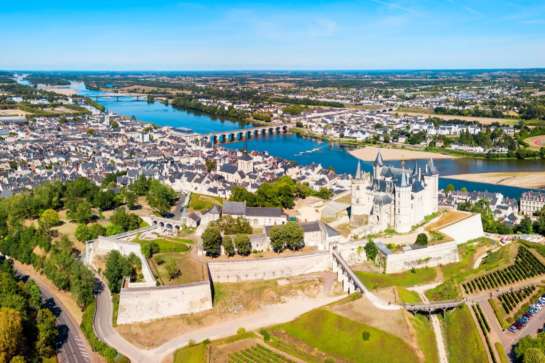 Vue de haut de Saumur : château, ville, vignobles et Loire