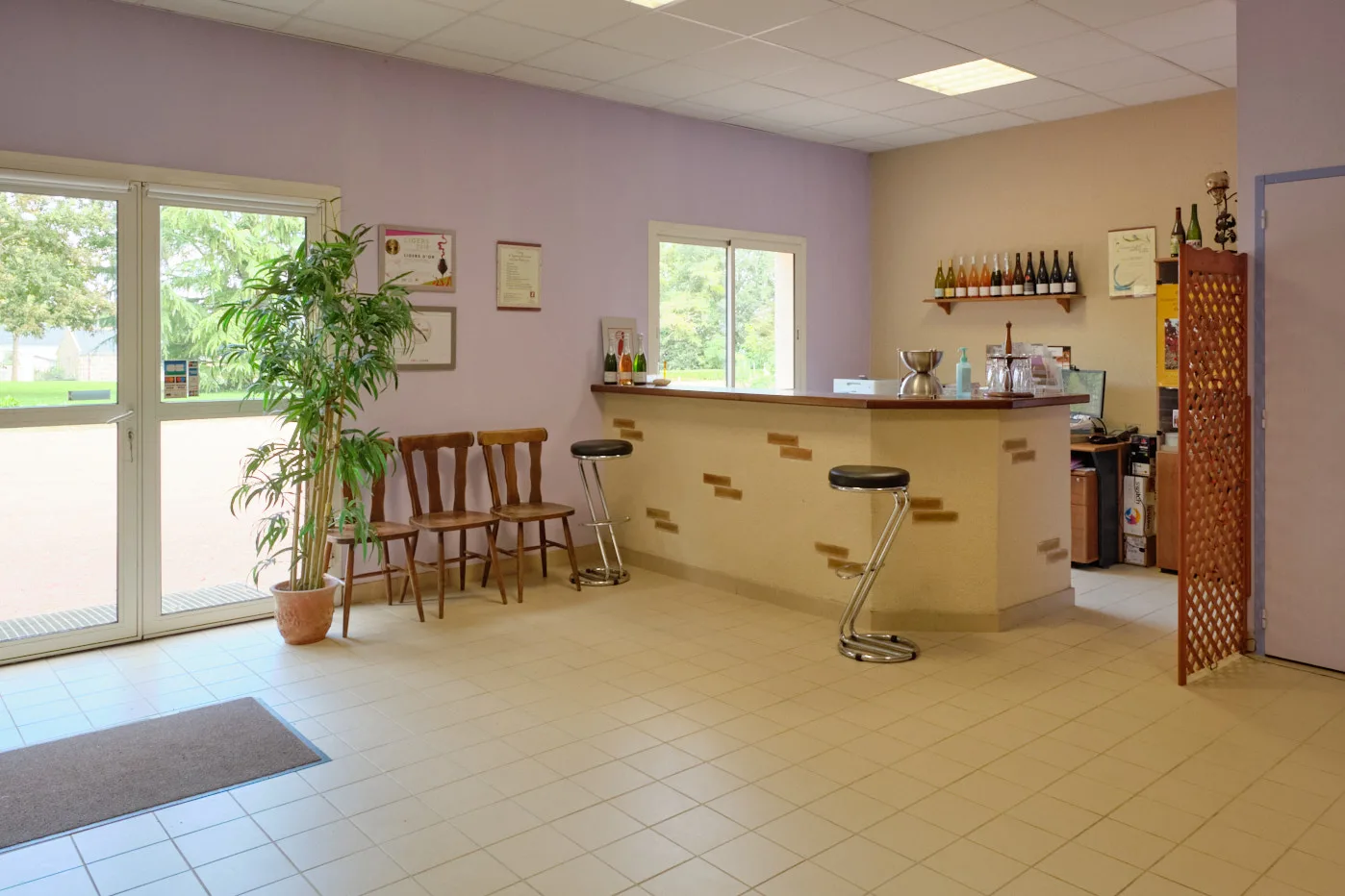Anjou Accueil de domaine viticole avec chaises et bar