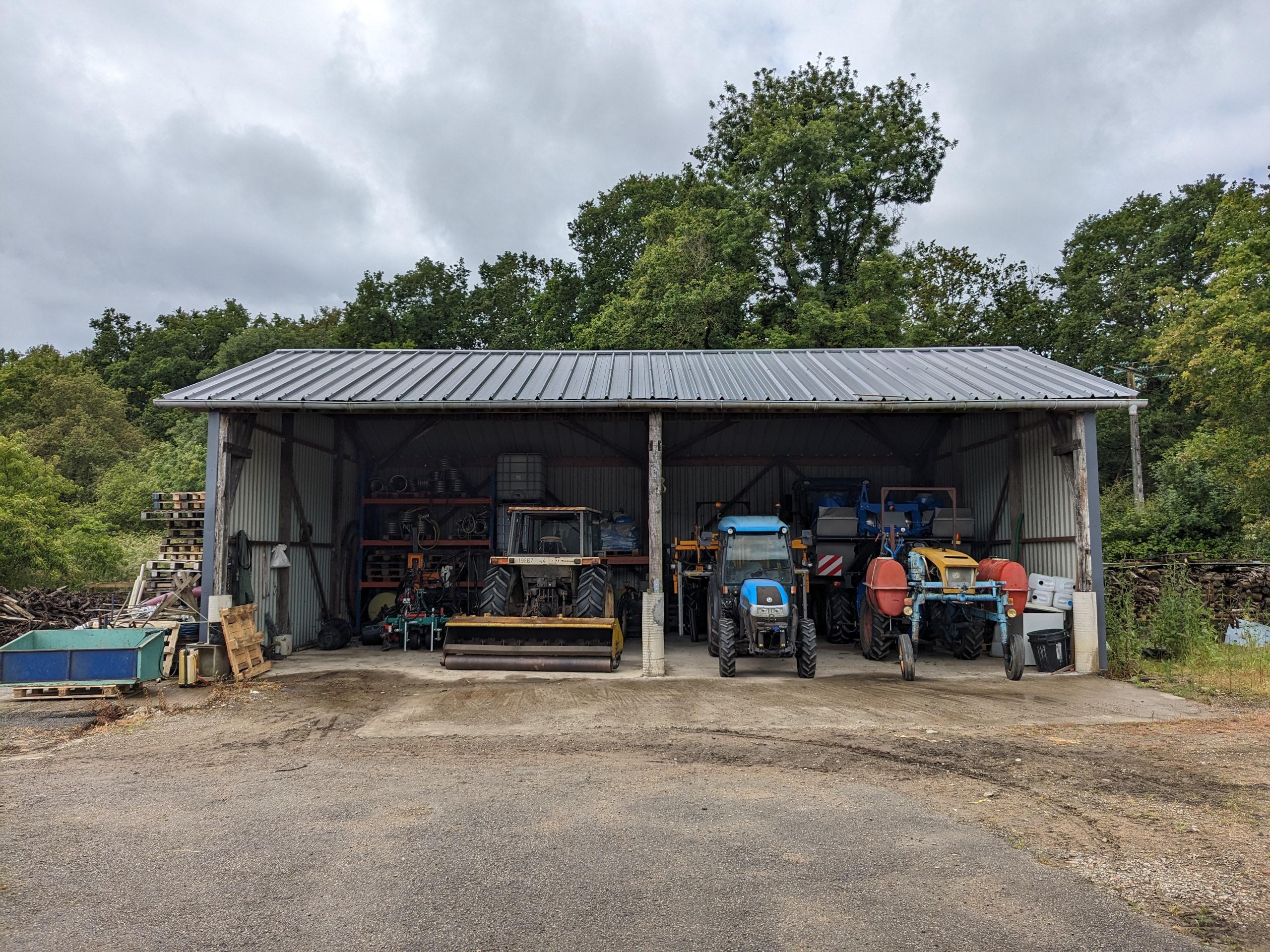 Hangar à matériel avec tracteurs viticoles