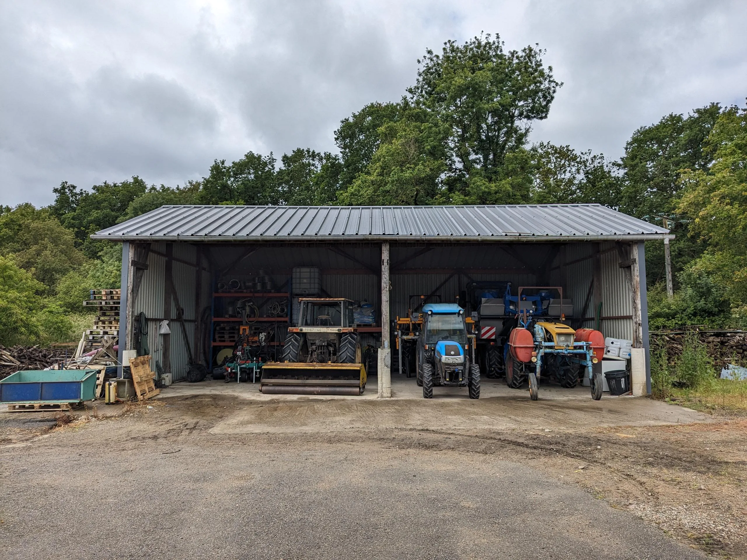Hangar à matériel avec tracteurs viticoles