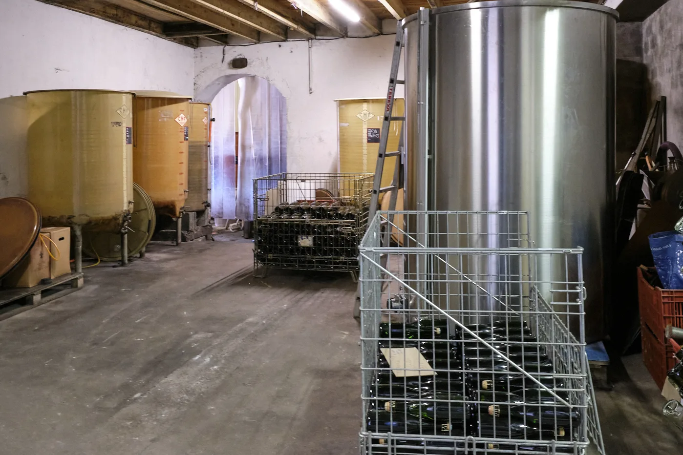 Un chai avec une cuverie en fibre et en inox