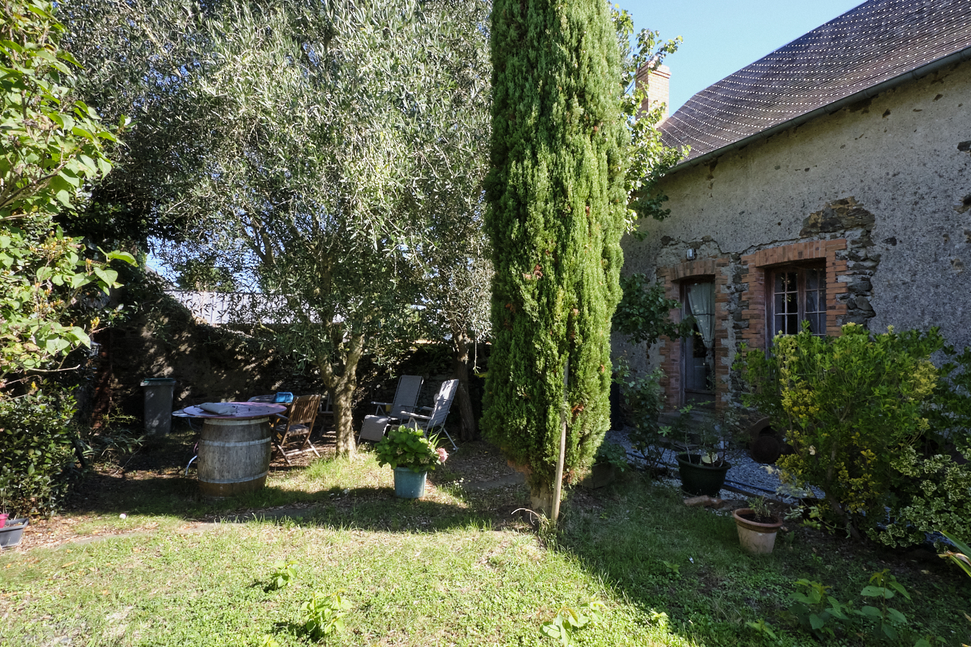 Une maison d'habitation à renover et son jardin, en Anjou