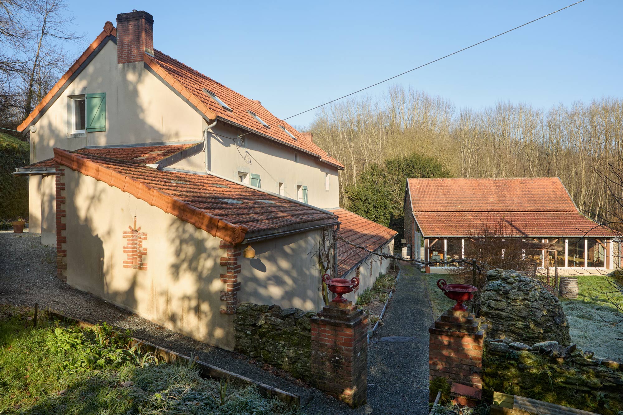 Dans un domaine, une maison d'habitation et une salle de réception pour l'œnotourisme