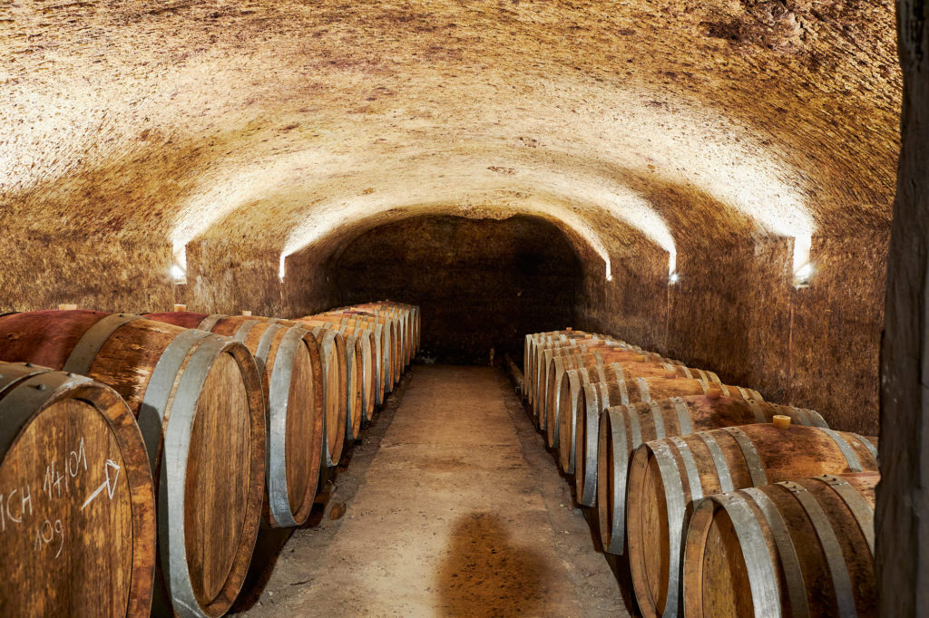 Une cave troglodyte avec des barriques