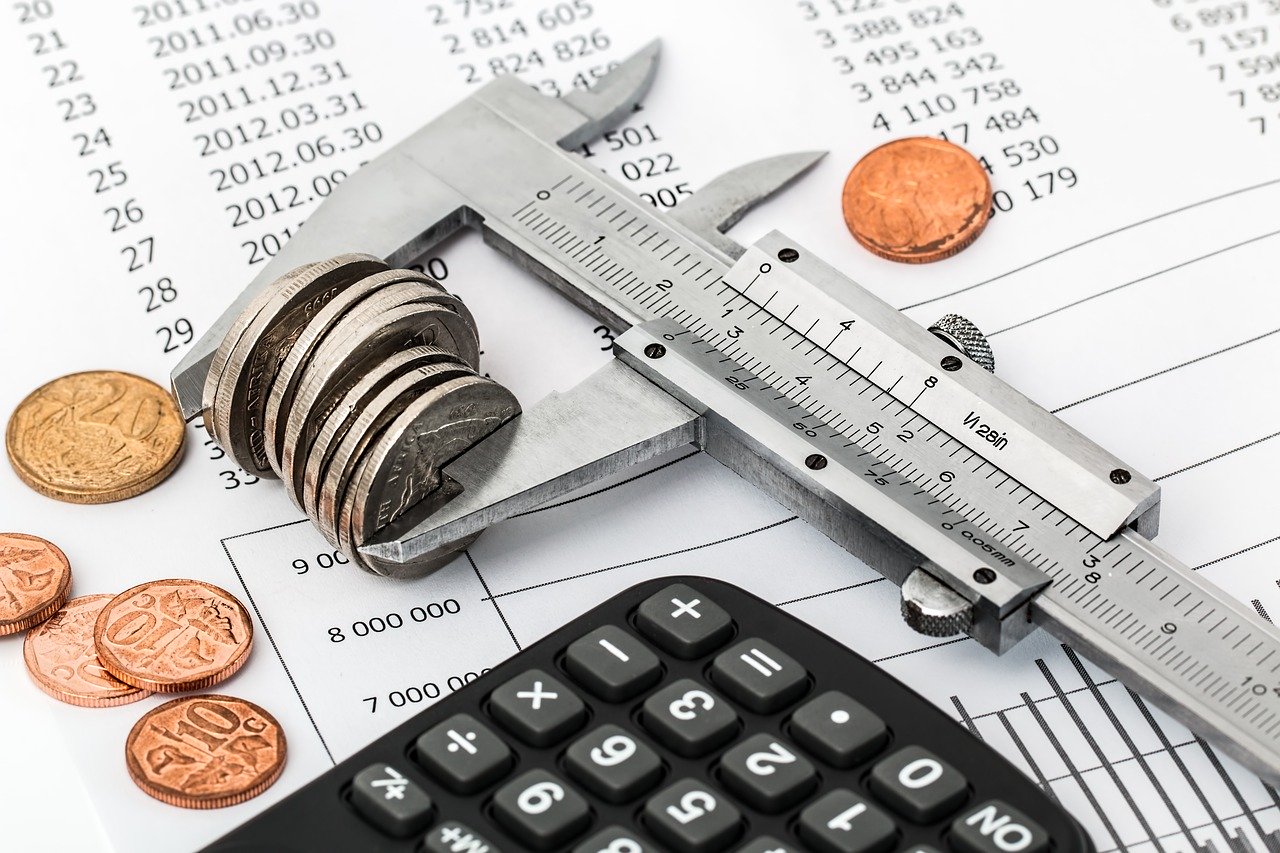 Une feuille de calcul avec calculatrice, pieces et mesureur
