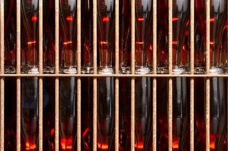 Rang de bouteilles de vin rouge stockée