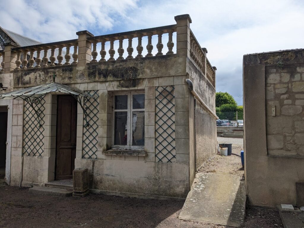 Bâtiment viticole ancien à Saumur comprenant un bureau et une terrasse