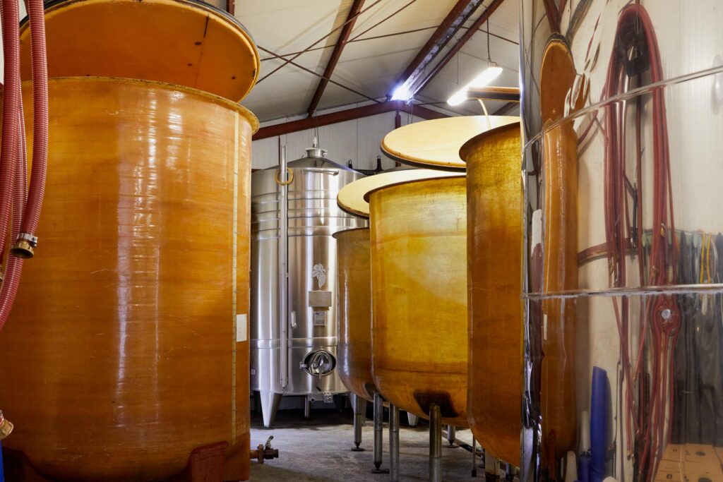 Cuverie de domaine viticole avec cuves utilisées pour la vinification et la production de vin.